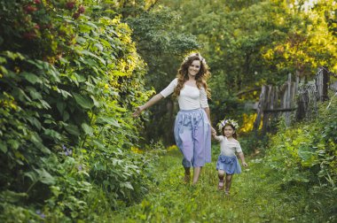 Küçük kızı bahçede 4787 yürüyüş ile anne.