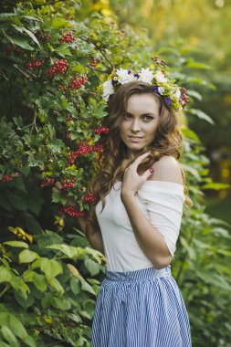 Dağ kül 4788 bir çalı çiçek çelenk ile kız.