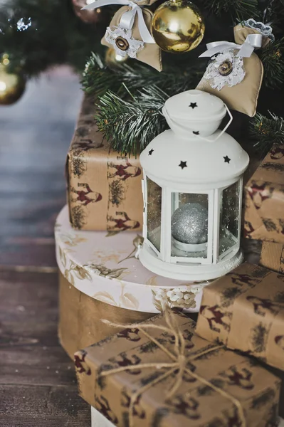 Regalos de Navidad bajo el árbol 4615 . —  Fotos de Stock