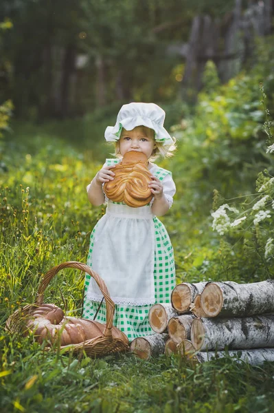 A small child eating a bun 4624. — Stock Photo, Image