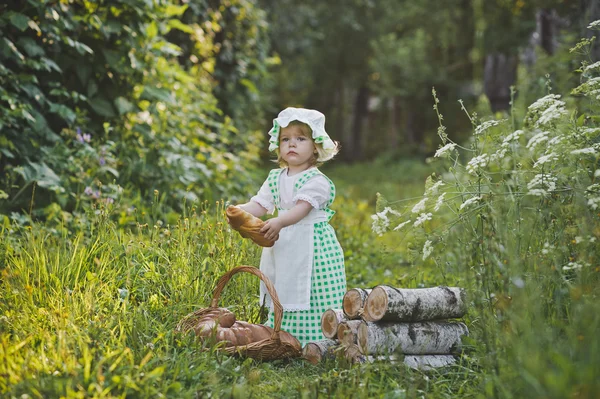 Gyermek étkezési egy vekni kenyeret 4625 szakácsok jelmez. — Stock Fotó