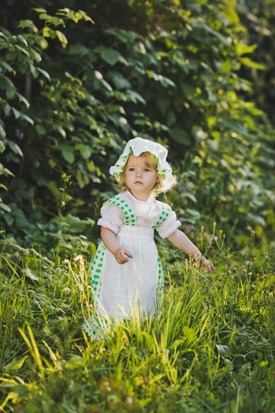 一个孩子在一件衣服与围裙和帽子 4642. — 图库照片