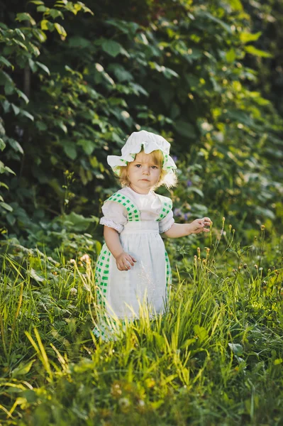 Bir çocuk Yaz Bahçesi 4643 yürür.