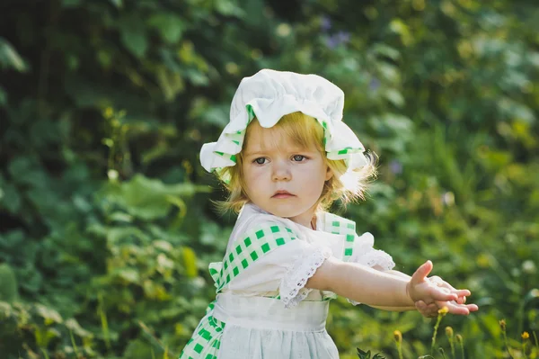 Menina em vestido verde e branco andando no jardim 4649 . — Fotografia de Stock