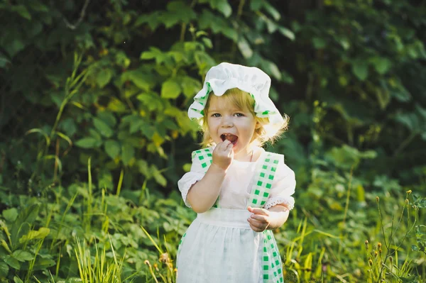 Chica en un vestido de guisantes verdes en el jardín 4651 . — Foto de Stock