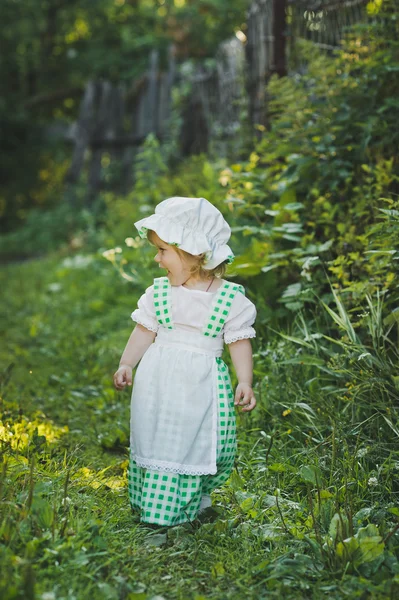 Dívka v šatech v zelený hrášek v zahradě 4656. — Stock fotografie