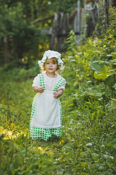 Dívka v šatech a klobouk v zahradě 4662. — Stock fotografie