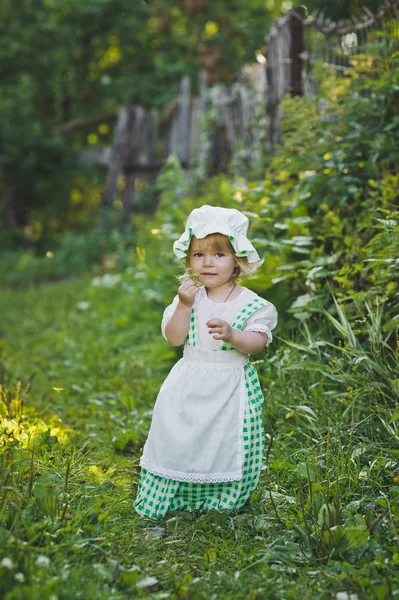 Dziewczynę w strój i kapelusz przechadzającego się po ogrodzie 4663. — Zdjęcie stockowe
