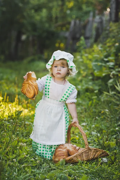 Dítě se valí v zahradě 4674. — Stock fotografie