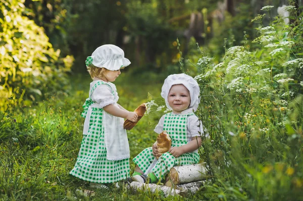 Crianças em roupas padeiros com pães 4682 . — Fotografia de Stock