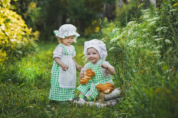 Crianças em roupas padeiros com pães 4685 . — Fotografia de Stock