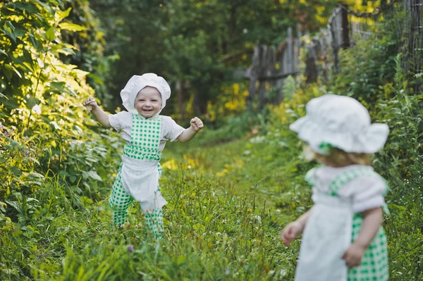 Küçük çocuklar oynarken bahçede 4688.