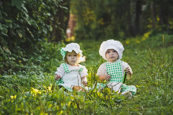 Küçük çocuklar oynarken bahçede 4689.