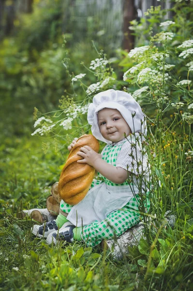 Un niño pequeño sosteniendo un bastón 4697 . — Foto de Stock