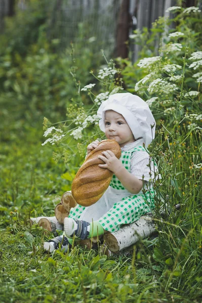 Un petit garçon tenant un bâton 4696 . — Photo