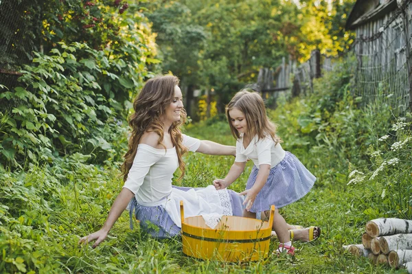 Madre e figlia che giocano nel Parco 4715 . — Foto Stock