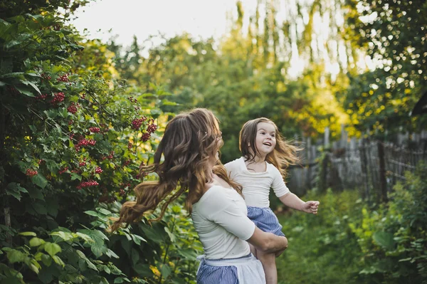 Madre e hija están caminando y jugando en el jardín 4726 . — Foto de Stock