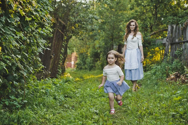 Anne ve kızı gülen ve doğa 4728 oynarken.