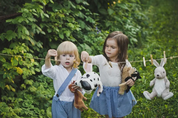 Девочка и мальчик игрушки висят после стирки 4730 . — стоковое фото