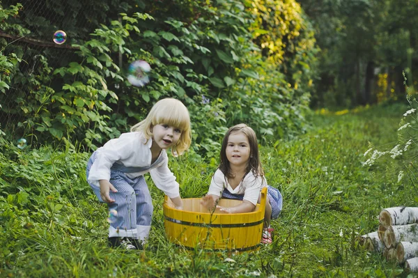 Menina e menino brincando ao ar livre com bolhas de sabão 4739 . — Fotografia de Stock