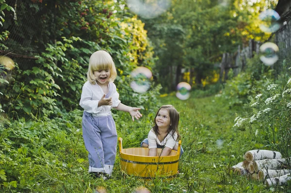 Menina e menino brincando ao ar livre com bolhas de sabão 4741 . — Fotografia de Stock