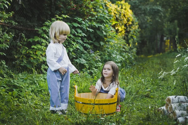 Kinder spielen mit Seifenblasen 4737. — Stockfoto