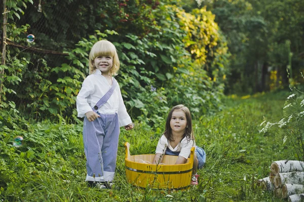 Chica y niño jugando al aire libre con burbujas de jabón 4738 . —  Fotos de Stock