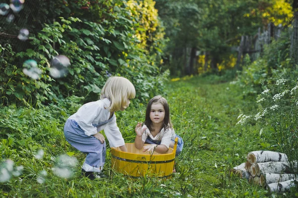 Crianças brincando com bolhas de sabão 4736 . — Fotografia de Stock