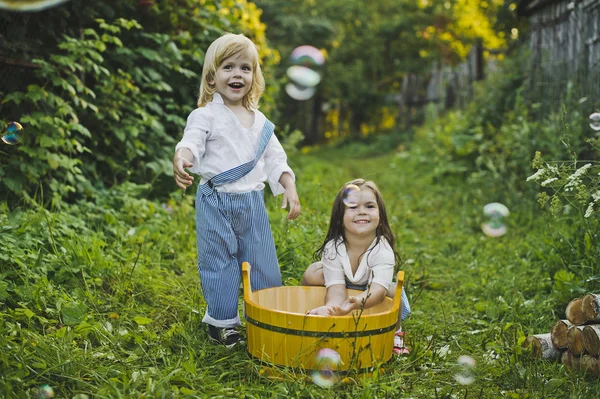 Děti šplouchání vody v povodí 4754. — Stock fotografie