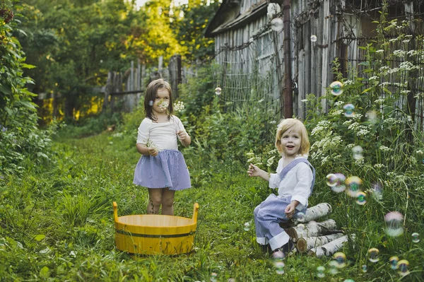 Bambini che giocano con le bolle di sapone 4749 . — Foto Stock