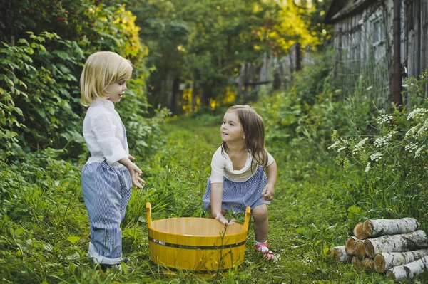 Bambini che giocano con le bolle di sapone 4750 . — Foto Stock