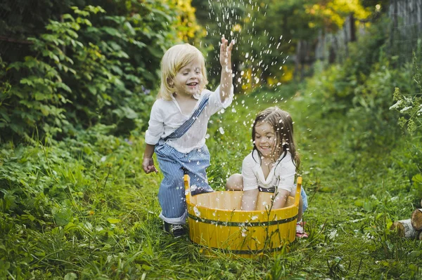 Kinder planschen Wasser im Becken 4756. — Stockfoto