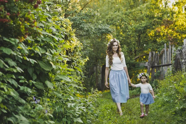 A gyerekek a nyári kert 4782 családi séta. — Stock Fotó