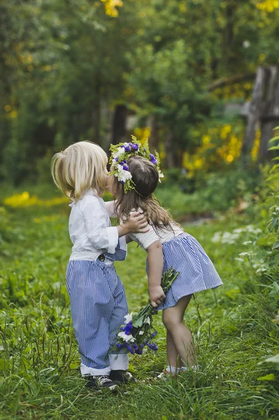 Los niños caminan por el jardín de verano 4770 . —  Fotos de Stock