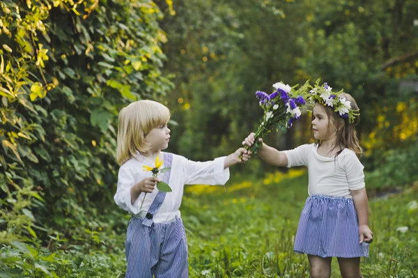 The boy and the girl throw flowers to each other 4778. — Stock Photo, Image