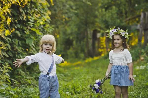 Oğlan ve kız birbirlerine 4779 çiçek atmak. — Stok fotoğraf