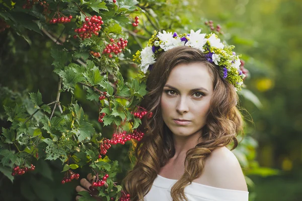 Chica con una corona de flores de un Bush de ceniza de montaña 4790 . —  Fotos de Stock