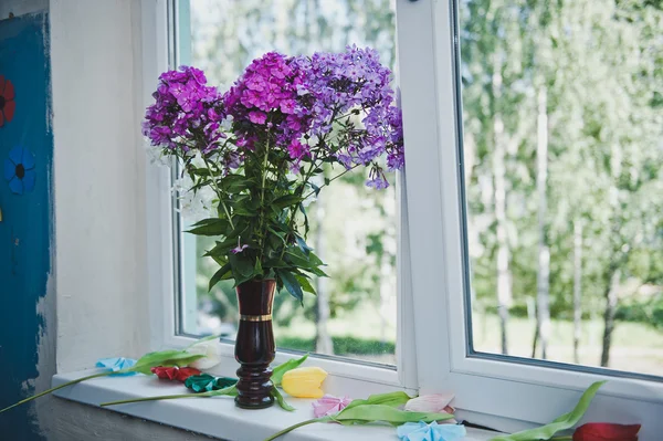 Um buquê de flores no parapeito da janela 4799 . — Fotografia de Stock