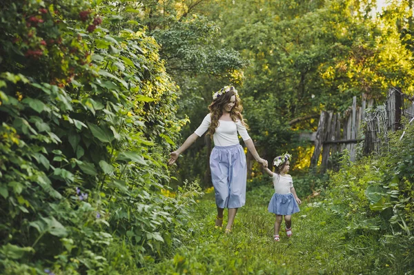 Promenade en famille avec les enfants sur le jardin d'été 4786 . — Photo