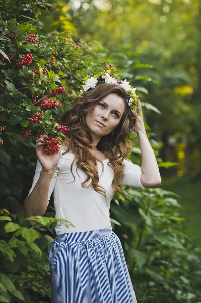 Portrait de belle fille près du Bush des cendres de montagne 479 — Photo