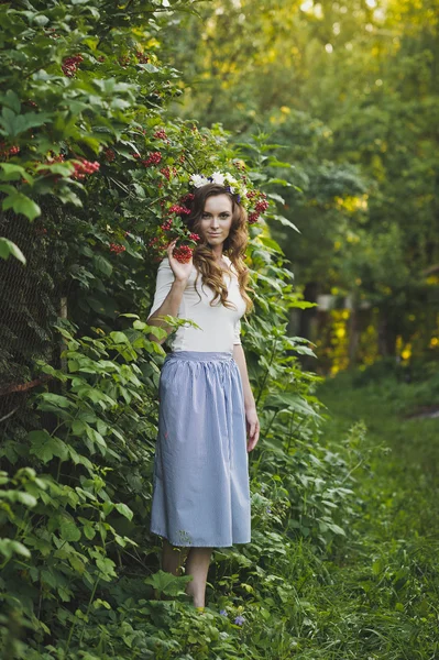 A girl near the Bush of the mountain ash 4794. — Stock Photo, Image