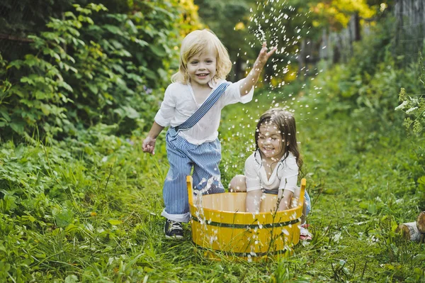 Kinder planschen Wasser im Becken 4757. — Stockfoto
