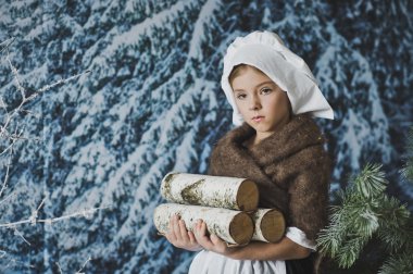 Bir çocukla odun karlı ormandaki 4824 günlükleri.