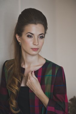 Bir kız güzel makyaj ve saç 48 duvara yaslandı