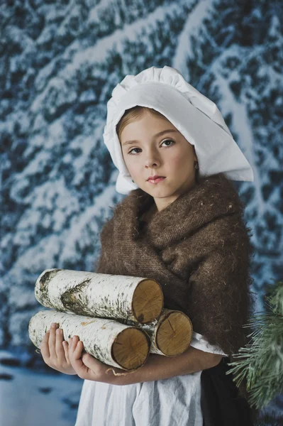 Kleines Mädchen im Winterwald sammelt Brennholz 4826. — Stockfoto