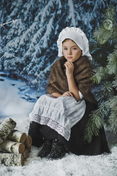 4828 冬ツリーの下に座って歴史的な衣装の女の子. — ストック写真