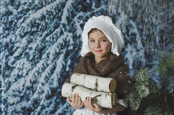 Das Mädchen mit der weißen Mütze zwischen den Büschen im Frost 4841. — Stockfoto