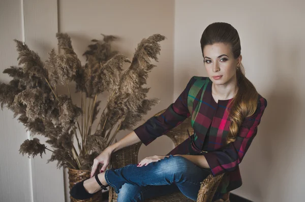 Girl in a wicker chair in the Studio 4849. — Stock Photo, Image