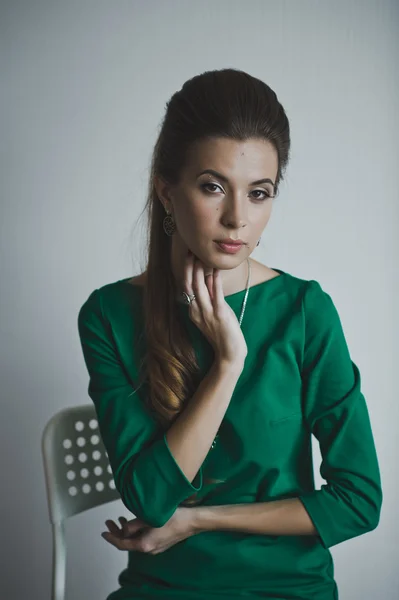 Retrato de uma jovem mulher em um belo vestido verde 4892 . — Fotografia de Stock