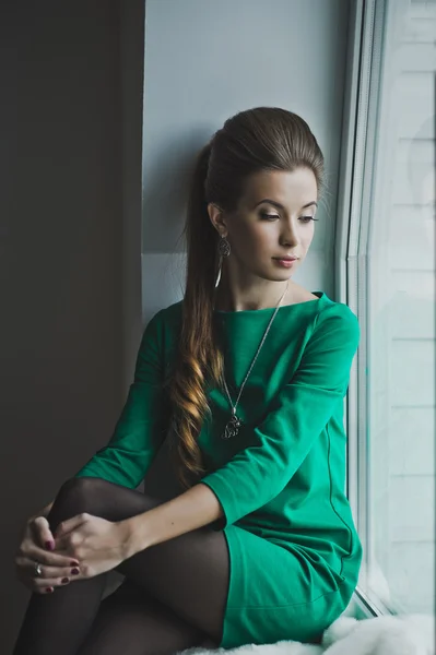 Porträt eines Mädchens mit langem Zopf am Fenster 4898. — Stockfoto